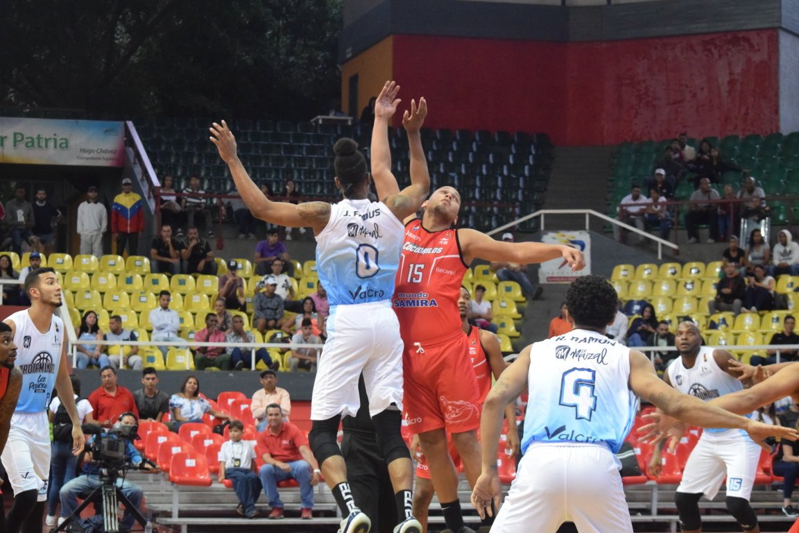 FORUMvalencia's tweet photo. Trotamundos comenzó con victoria la segunda mitad de la Copa LPB
derrotando con marcador final de 65 – 73 a Cocodrilos de Caracas, en el tercer enfrentamiento entre ambos. David Cubillán figuró entre los jugadores del expreso con 21 unidades en el PNU https://t.co/2UR2be9DGl
