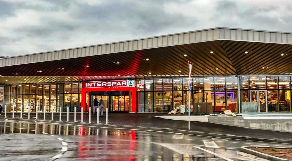 URBIOTICA's tweet photo. Searching for a parking space is annoying, costs time and should not be longer necessary in the digital age. Interesting to read how it's being solved today. Via MSR-Traffic ➡️ https://t.co/lizV22zlZO #SmartCities #SmartMalls #ParkingGuidance https://t.co/85F8DSxvQg
