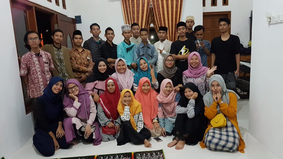 adiifairuz's tweet photo. Bukber terakhir
.
.
#alumniMIIhyaulUlum
#angkatan2010 https://t.co/oZtGmBiYmt