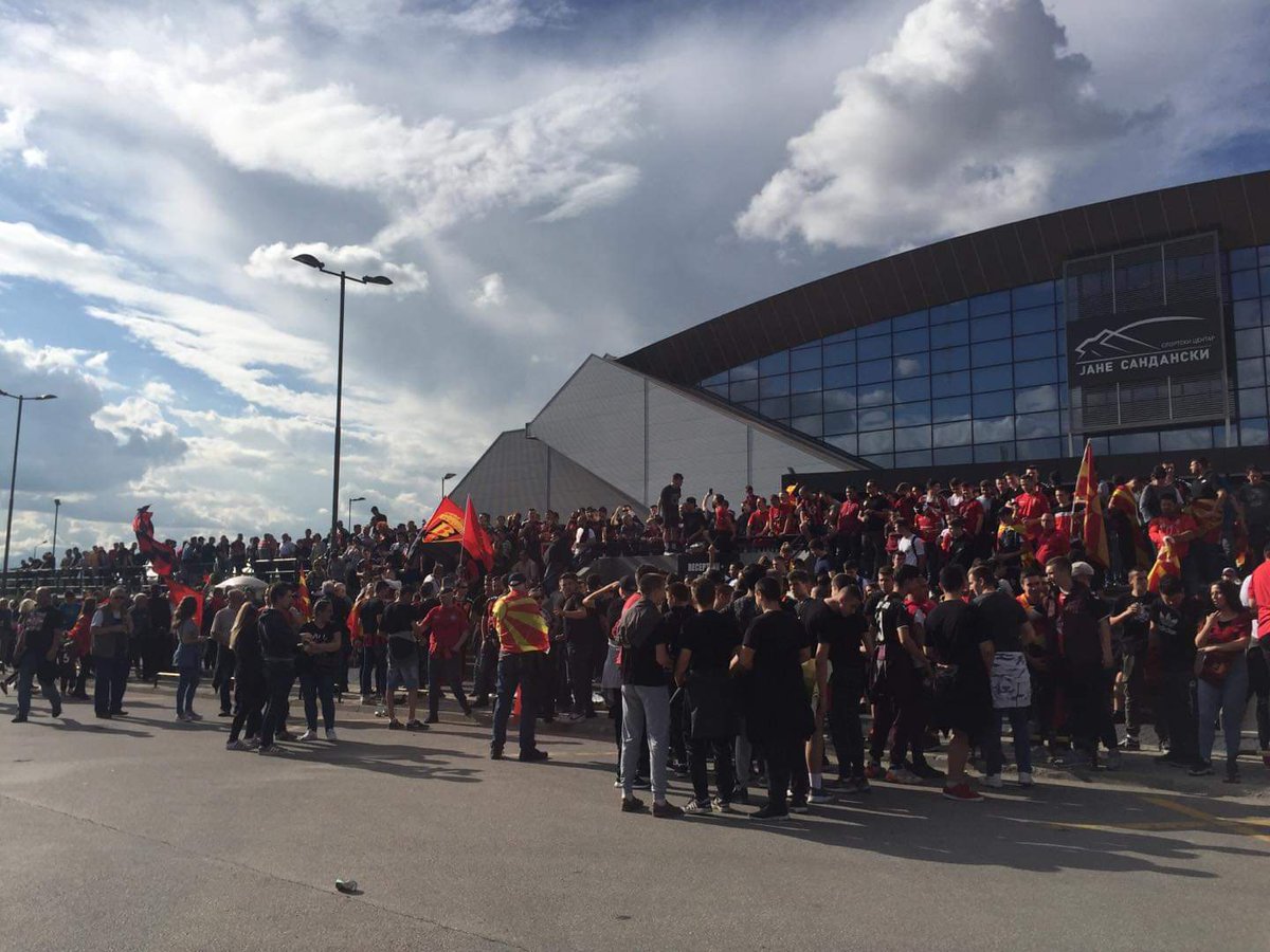 Се собира народ пред Јане Сандански