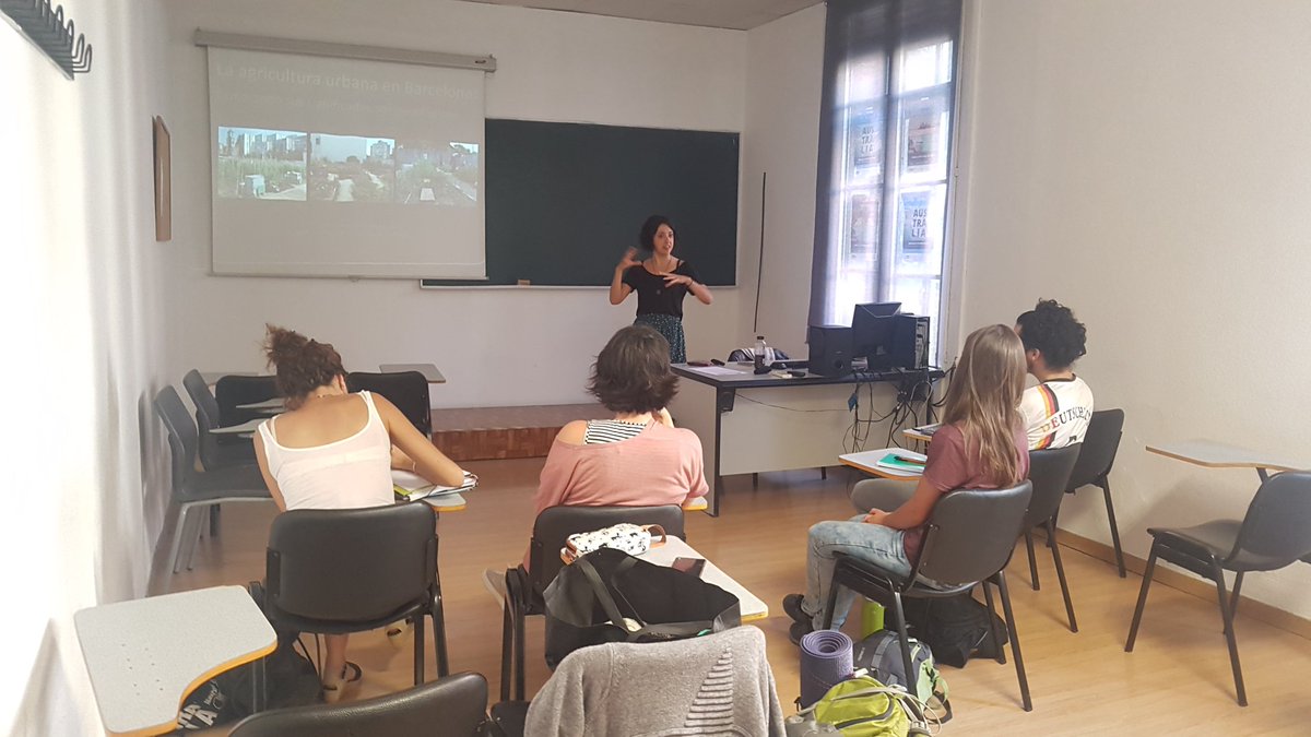 IUSC_PSA's tweet photo. Cerramos el curso con Laura Calvet, de @ICTA_UAB, para hablar de (y visitar) la agricultura en la ciudad. Agroecología urbana, una estrategia clave para ciudades más sostenibles y humanas https://t.co/O5xAshI67E