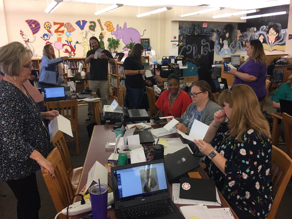SMCISD_AVID's tweet image. 🙌🏽Collaboration at its finest!!🙌🏽 SMCISD staff working together to problem solve🧩 #DigitalTeachingAndLearning #TechieTeachers @SMCISD_supe @SMCISD_TLA @SMCISD_EdTech @AVID4College