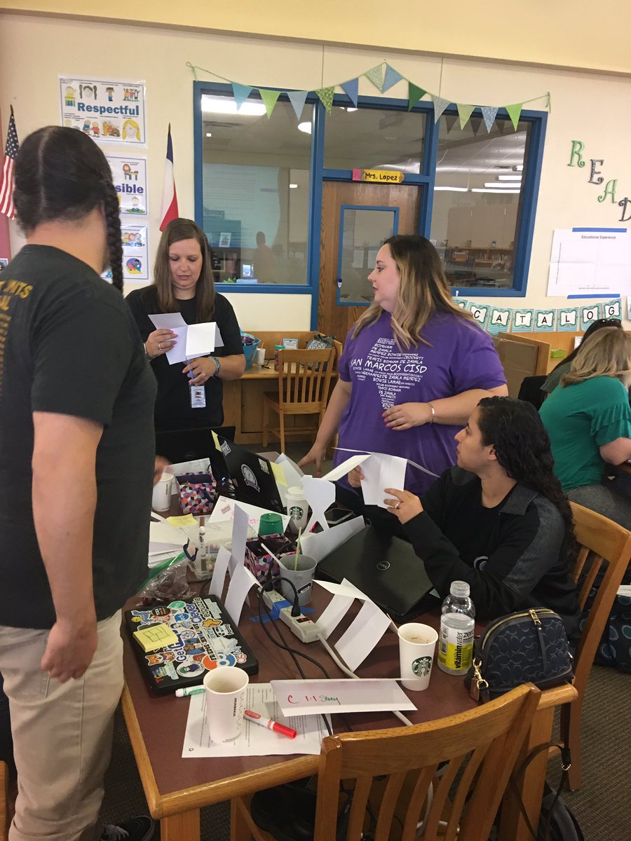 SMCISD_AVID's tweet image. 🙌🏽Collaboration at its finest!!🙌🏽 SMCISD staff working together to problem solve🧩 #DigitalTeachingAndLearning #TechieTeachers @SMCISD_supe @SMCISD_TLA @SMCISD_EdTech @AVID4College