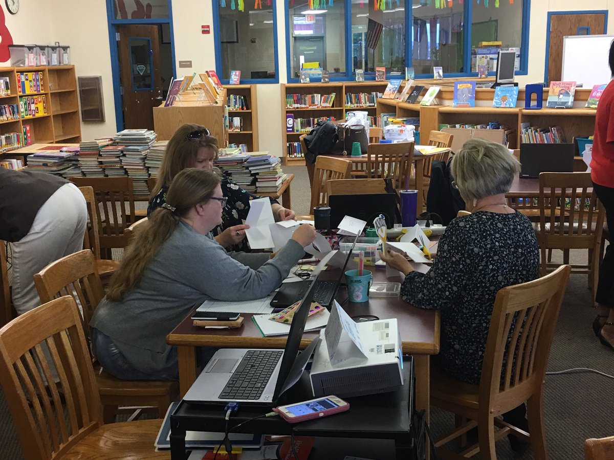 SMCISD_AVID's tweet image. 🙌🏽Collaboration at its finest!!🙌🏽 SMCISD staff working together to problem solve🧩 #DigitalTeachingAndLearning #TechieTeachers @SMCISD_supe @SMCISD_TLA @SMCISD_EdTech @AVID4College
