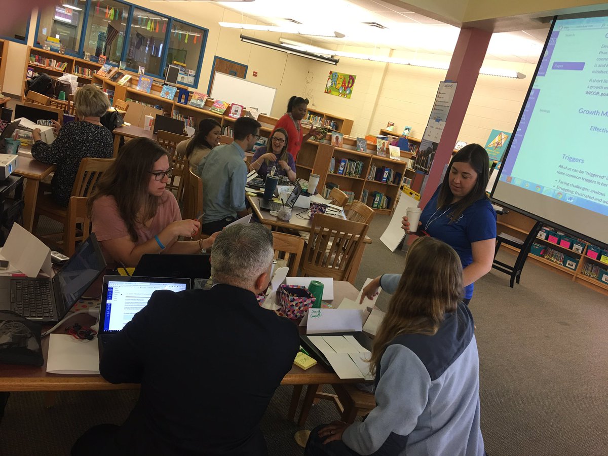 SMCISD_AVID's tweet image. 🙌🏽Collaboration at its finest!!🙌🏽 SMCISD staff working together to problem solve🧩 #DigitalTeachingAndLearning #TechieTeachers @SMCISD_supe @SMCISD_TLA @SMCISD_EdTech @AVID4College