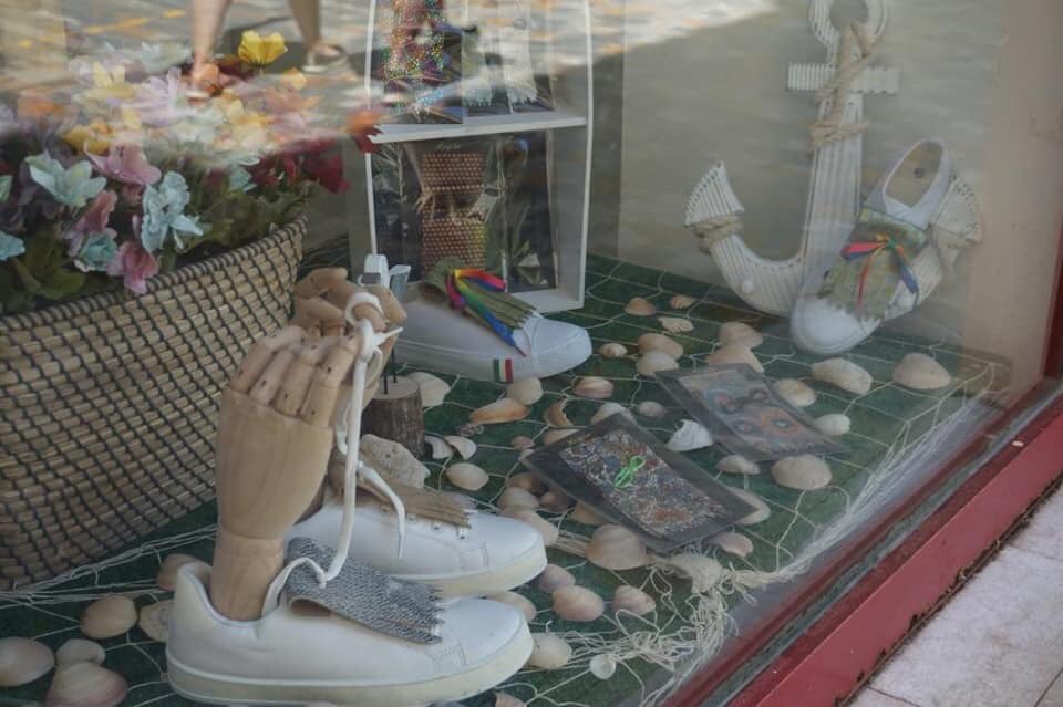 XingularDesign's tweet photo. Atrás se queda el invierno, el verano a la vuelta de la esquina.
#Xingular pone color.
Escaparate en @artesaniamurcia
¿Quieres ver lo que hay dentro? Ve al Centro de Artesanía de Cartegena durante junio y julio y descubre nuestras colecciones
¿A que estás esperando?💚👀 https://t.co/VdUfLGrHXq