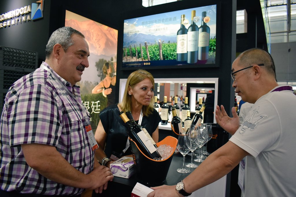 promendoza's tweet photo. 🇨🇳🇦🇷 Excelente convocatoria en el arranque de #Interwine #Guangzhou. Las Bodegas mendocinas trabajaron sin parar atendiendo importadores interesados se #Guangdon al sur de #China. https://t.co/f7t7Cr6nV2