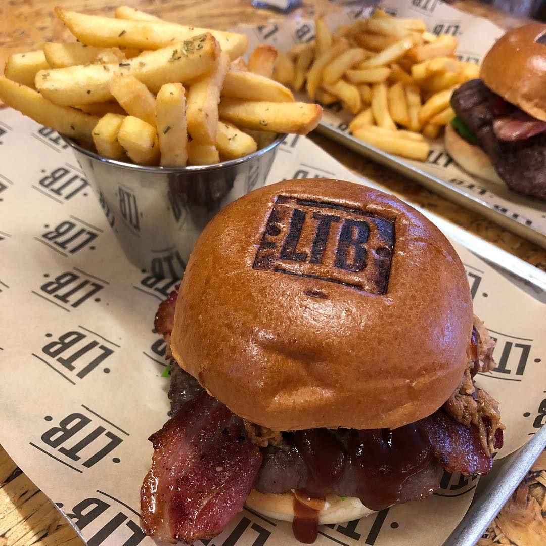 CabsHawk's tweet photo. The perfect way to start the week at @LoveThyBurger 🍔😍
[📸 IG: andrewrodgers89]
#HawkExpressCabs #Ipswich https://t.co/lGE9IRvOAP
