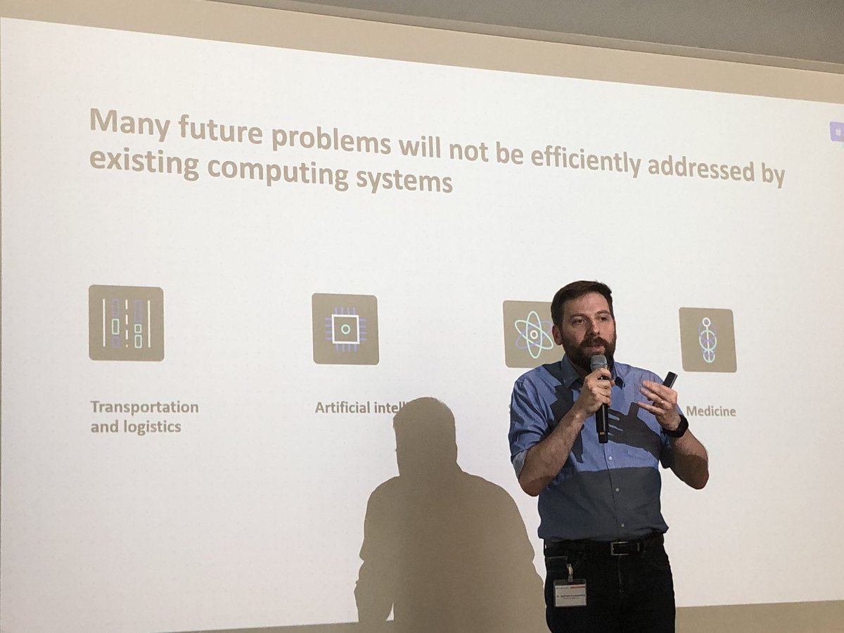 JenReinzZettler's tweet image. „@VWGroup untersucht mögliche Anwendungsfelder von #QuantenComputern, da viele Probleme der Zukunft nicht mit klassischen Computern lösbar sind.“ zB Verkehrsflußoptimierung in einer MegaCity. Dr. Gabriele Compostella VW DataLab #ecosystemHAF19