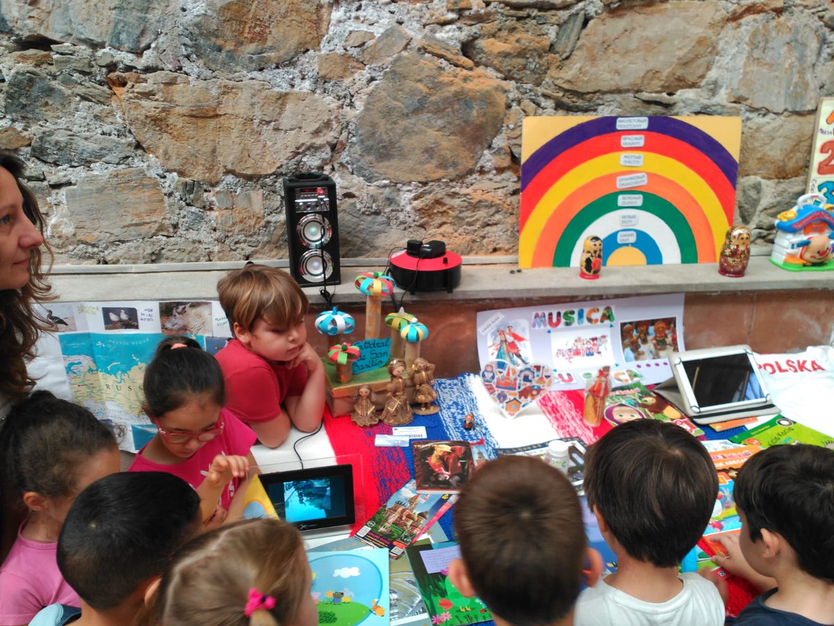 El pasado 29 de Mayo estuvimos visitando la exposición de interculturalidad "La Mar de culturas", ubicada en la nave de los Arcos y donde nosotros y nosotras participamos. ¡¡Que experiencia mas fantástica!!.👦🇮🇩🇷🇺🧒#RioEbro #Polonia #Rusia 
<a href="/loliolmos/">Loli Olmos 🌱📚</a>  <a href="/PaquiCara/">Paqui Cara</a>