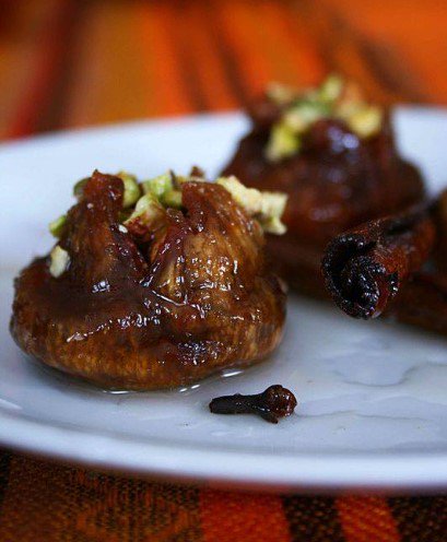 FIGUES FARCIESSpécialité de Maghnia mais d'origine Ottomane les figues séchées sont consommées en toute occasion. En mode farcies, elles constituent un délice facile à préparer aussi bien avec des figues fraîches que séchées.