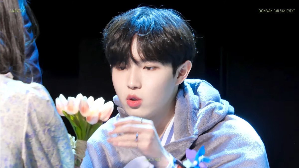 DreamofJH's tweet photo. 몬모는 꽃향기가 궁금해👀🌸 https://t.co/QOCOT4yvDM