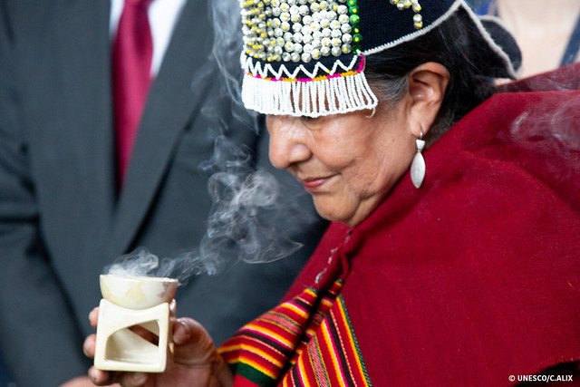 UNESCO_es's tweet photo. ¡Gracias, Pachamama, por el sol, el agua y la lluvia! Tributo a la Madre Tierra abre en París la Semana de América Latina y el Caribe #LACWeek, #SemanaLAC
+Info: https://t.co/EyNBDa2Py1 https://t.co/Rr5ZYpDkjx