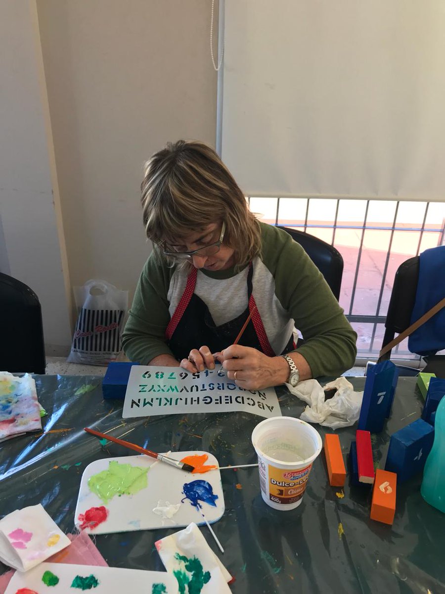AMPHI_RS's tweet photo. Los lunes comenzamos bien arriba con nuestro voluntariado “Pintando para una Sonrisa”! Estos juguetes estarán pronto en las manos de los niños! Gracias UPA !! https://t.co/OeRnkAeTUn