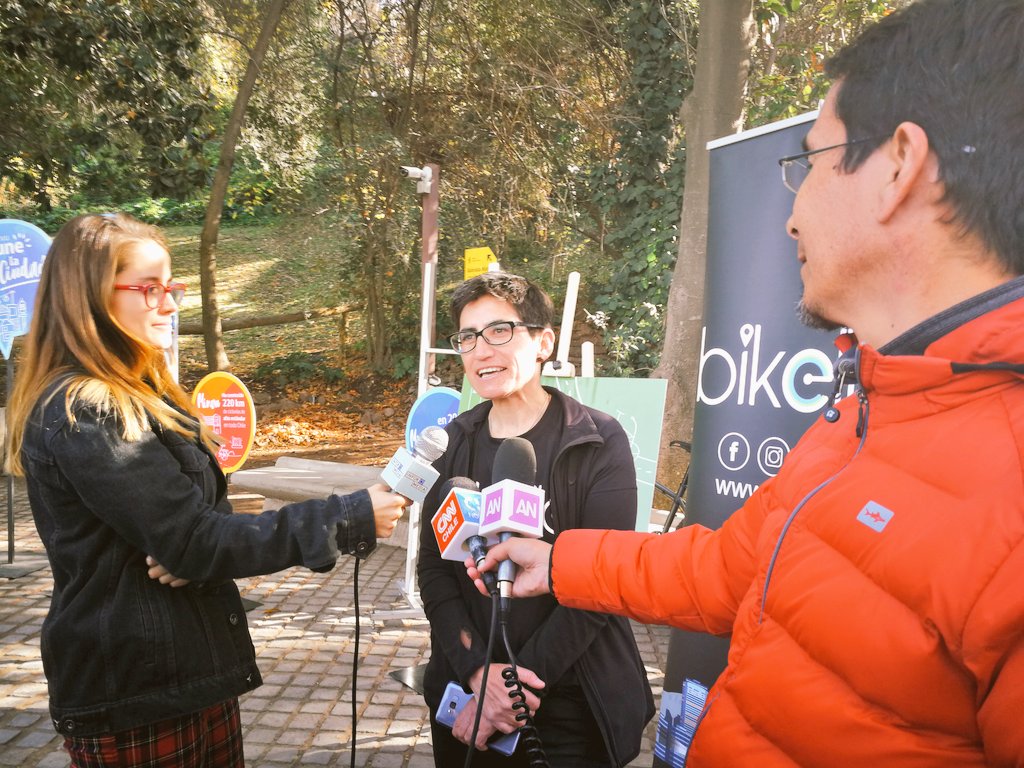 SeSantiagoCL's tweet photo. En el #DiaMundialDeLaBicicleta junto a ministra @GloriaHutt del @MTTChile y @alvaroundurraga de @Corfo RM participamos en el lanzamiento de @BikeLiteCL que pronto incluirá tecnología de @xtorchchile. Ambos emprendimientos son apoyados x @SeSantiagoCL https://t.co/HktJg7wETf