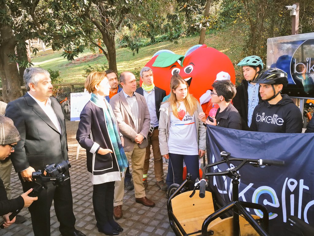 SeSantiagoCL's tweet photo. En el #DiaMundialDeLaBicicleta junto a ministra @GloriaHutt del @MTTChile y @alvaroundurraga de @Corfo RM participamos en el lanzamiento de @BikeLiteCL que pronto incluirá tecnología de @xtorchchile. Ambos emprendimientos son apoyados x @SeSantiagoCL https://t.co/HktJg7wETf