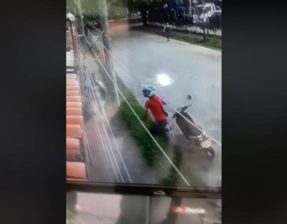 radiosupercali's tweet photo. Tras dos denuncias de las victimas autoridades lograron capturar al sujeto que hurtó las pertenencias a una señora en #Cali , hecho que quedó registrado en cámara de seguridad y el cual fue viral en redes sociales. El sujeto tenía detencion domiciliaria por porte ilegal de armas https://t.co/Dck1YDvEgJ