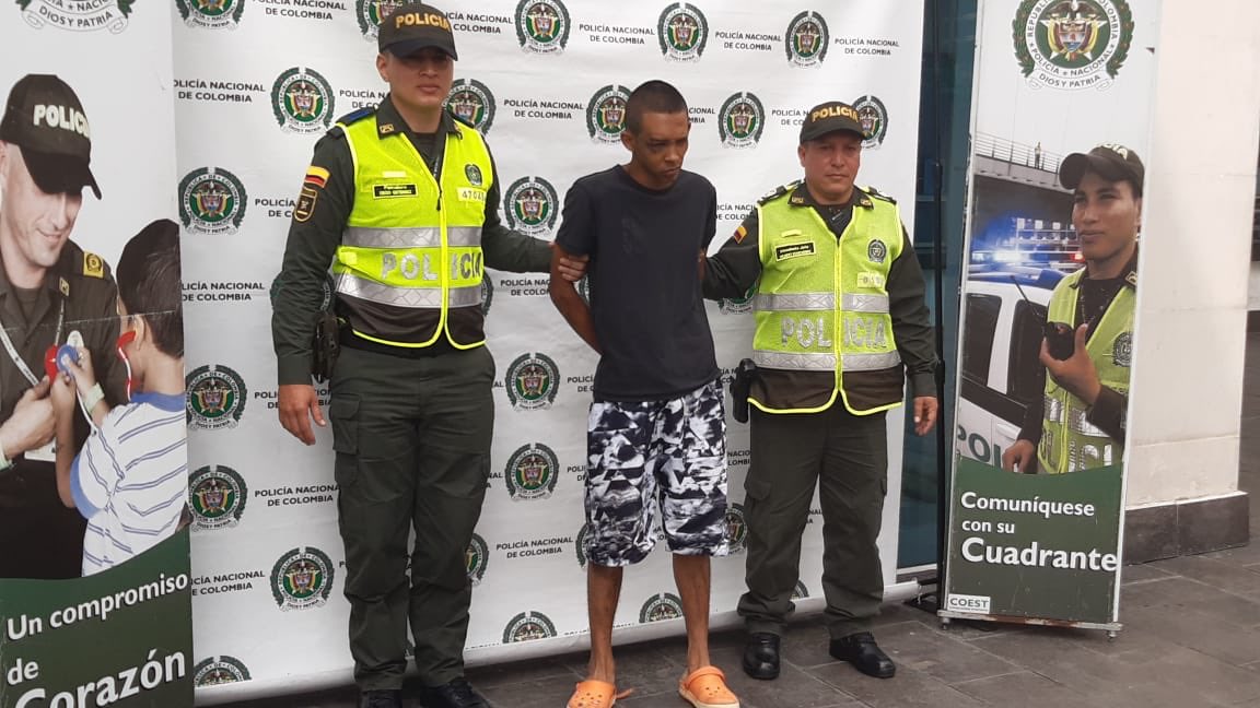 radiosupercali's tweet photo. Tras dos denuncias de las victimas autoridades lograron capturar al sujeto que hurtó las pertenencias a una señora en #Cali , hecho que quedó registrado en cámara de seguridad y el cual fue viral en redes sociales. El sujeto tenía detencion domiciliaria por porte ilegal de armas https://t.co/Dck1YDvEgJ