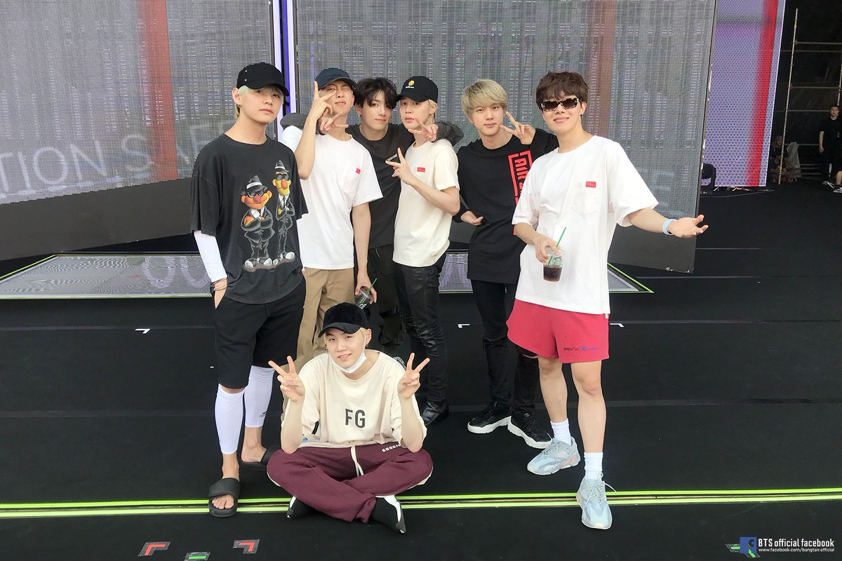 btstranslation7's tweet photo. @bts_bighit [TRANS]

[#2019BTSFESTA]
📍604
BTS PHOTO COLLECTION 18/19

# Let’sLookBackAt # AYearWithBTS https://t.co/15ZvDzy1Kn