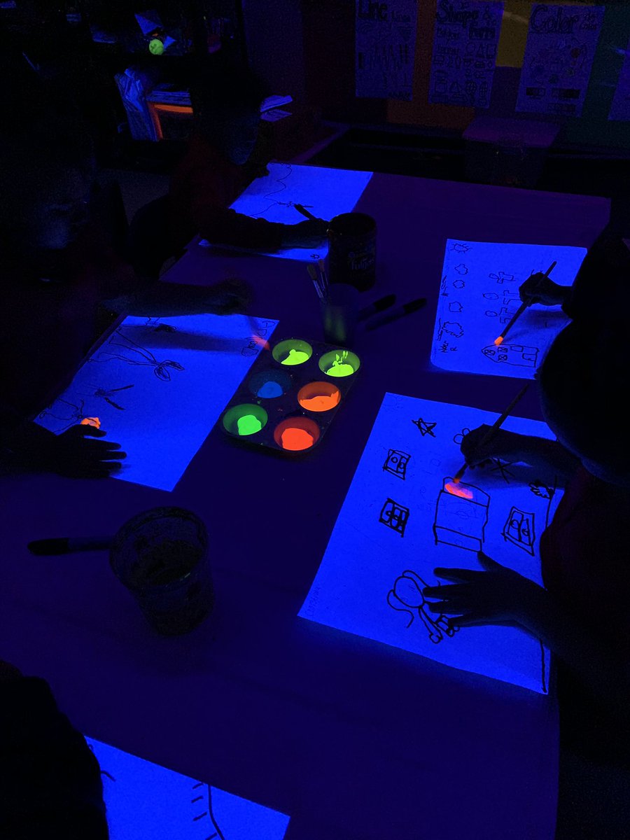 edehoyosART's tweet image. @NISDCable Black Light Painting for the end of the year fun 🎨 #thisiscable #thisisnorthside