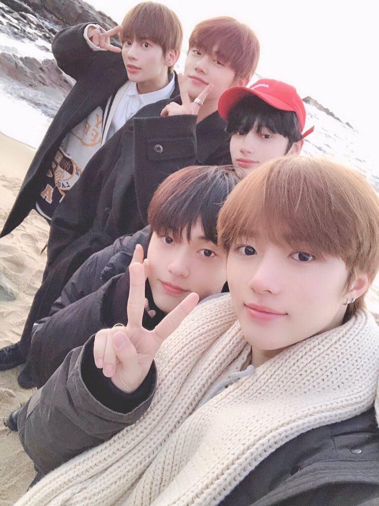 ShepoPt32068528's tweet photo. ก็เดบิวต์มาได้3เดือนเป็นวงแรกที่ติดตามมาตั้งแต่เปิดวงก็ไม่พูดอะไรเยอะหรอกฝากไว้แค่2พยางค์ “รักมากกกกกกกกกกกกกก🥺”
จะรอติดตามต่อๆไปจะก้าวสู่ความสำเร็จไปด้วยกันนะทีเร้ก🦖❤️🤟          #3MonthsWithTXT #TomorrowXTogether #AskTXT https://t.co/X1I8ryVUs8