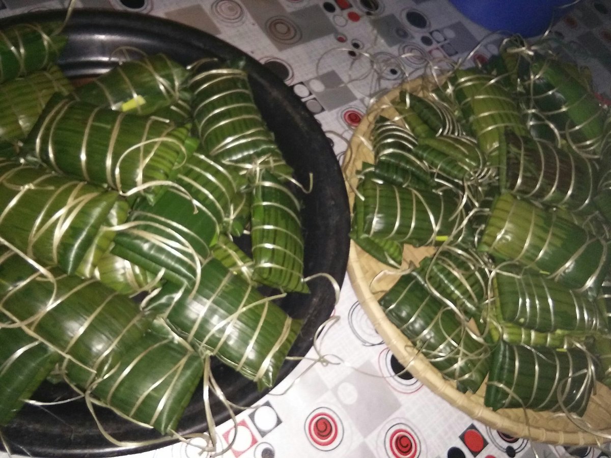 hakifaidan's tweet image. alhamdulillah siap balut siap ikat...besok pagi start masak burasak 🤗
#makananbugis