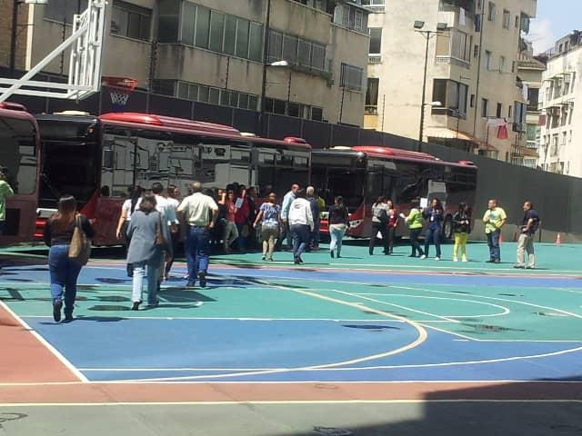 SIMULACRO:
La Gerencia de Adiestramiento de IPPCSucre, realizó una práctica de desalojo (sorpresa) preventivo en el piso 8 de la Sudeban de los Dos Caminos,  la actividad consistió en movilizar alrededor de 71 personas mas un lesionado (simulado) en un tiempo de 8 minutos.