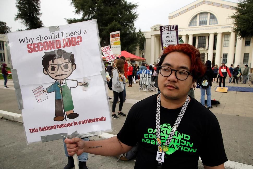 TeachersHousing's tweet photo. Oakland Strike Highlights Housing Struggles for Teachers   https://t.co/TlMwa5TgUW https://t.co/bMAru8p9CQ