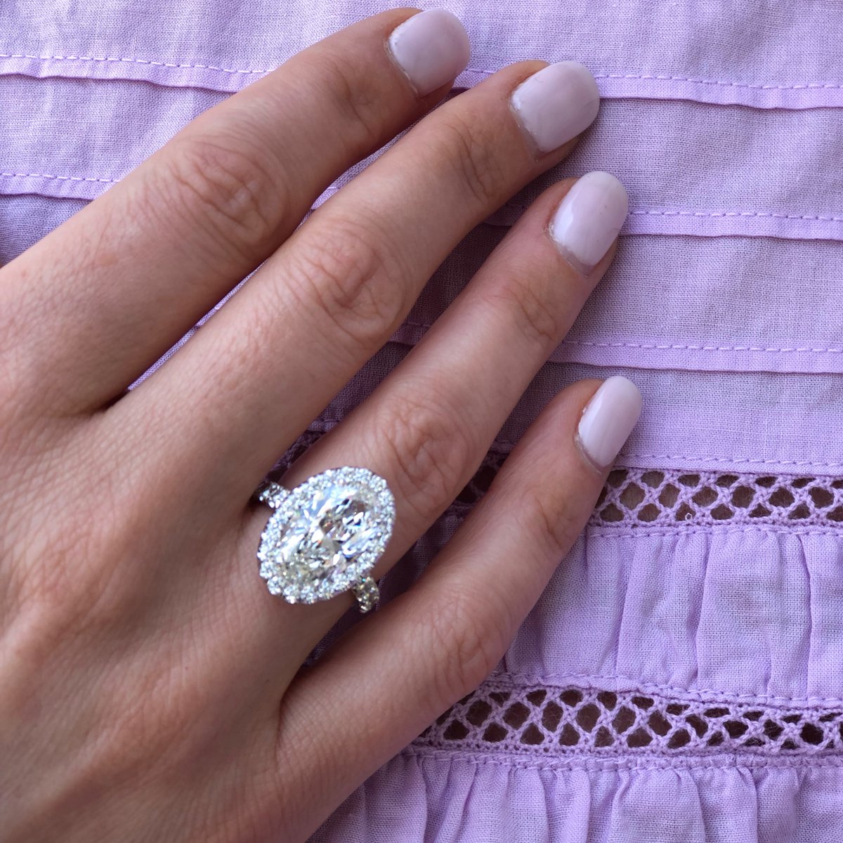 Springtime shine ✨💖💍 #ovaldiamond #ringgoals  #palepink #manicuremonday #ringstagram