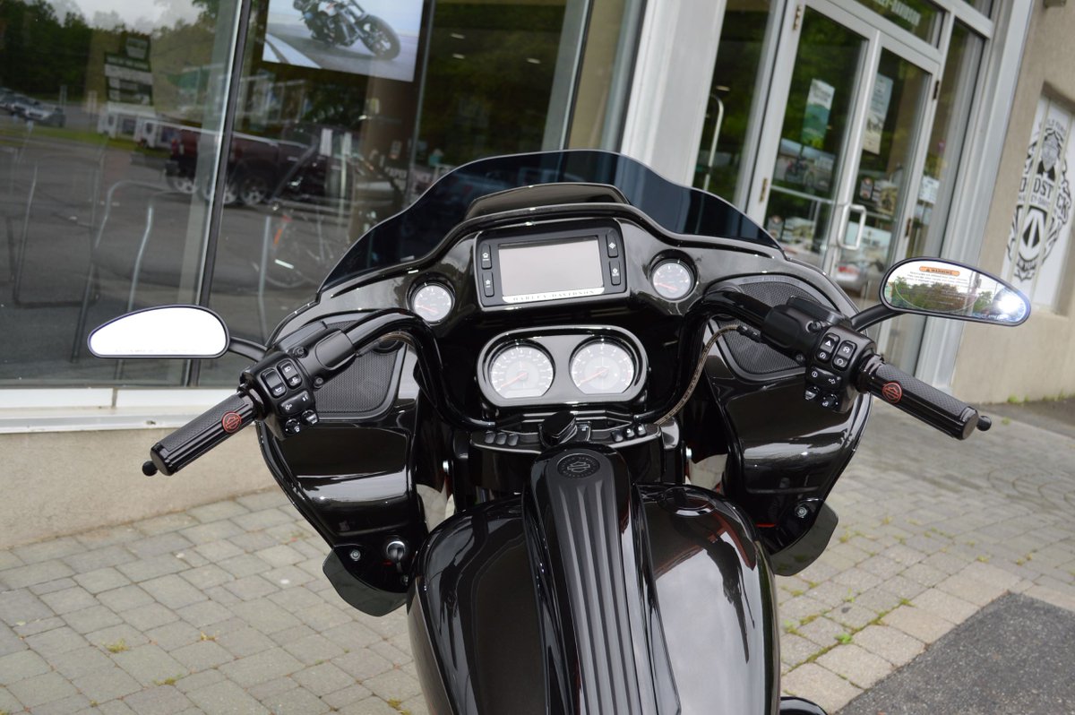 WoodstockHarley's tweet photo. Check out this 2018 CVO Road Glide in Black Earth paint!
Every inch of this bike has crazy details that pictures won't do it justice.
Stop by &amp; see for yourself!
#2018harleys #cvo #roadglidecvo #blackearthpaint #details #mustseeinperson #harleydavidson #woodstockharleydavidson https://t.co/4SPgm6HWcV