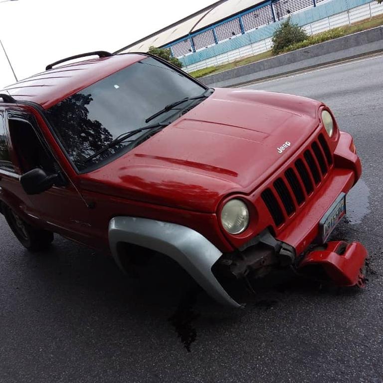 Atendimos un volcamiento vehícular en la Autopista Francisco Fajardo a la altura de los Cortijos. En el procedimiento se le brindó la asistencia adecuada al conductor del vehículo, quien salió ileso del accidente. "Trabajamos para que otros Vivan"
#MirandaPreventiva