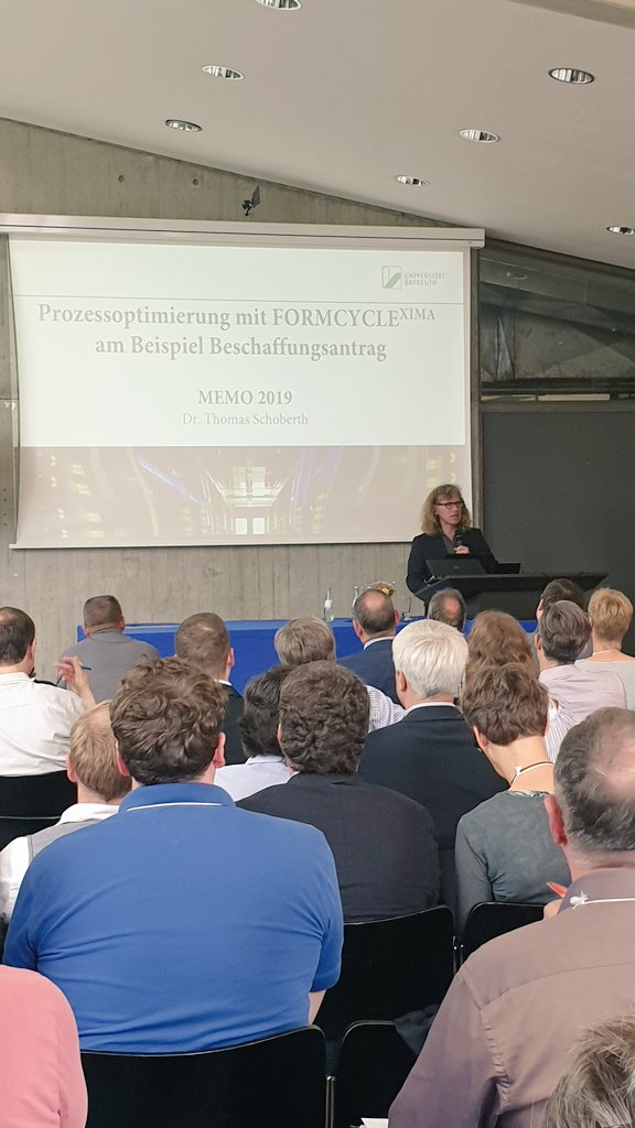 XIMA_FORMCYCLE's tweet photo. Schon ist der erste Tag von der @memotagung vorbei. Uns freut das große Interesse für das Thema Digitalisierung von Prozessen. Gefüllte Stuhlreihen bei unserem Vortrag mit der @unibt #digital #digitalisierung #genialdigital #beschaffungsantrag #formularwesen https://t.co/xFfLyB233c