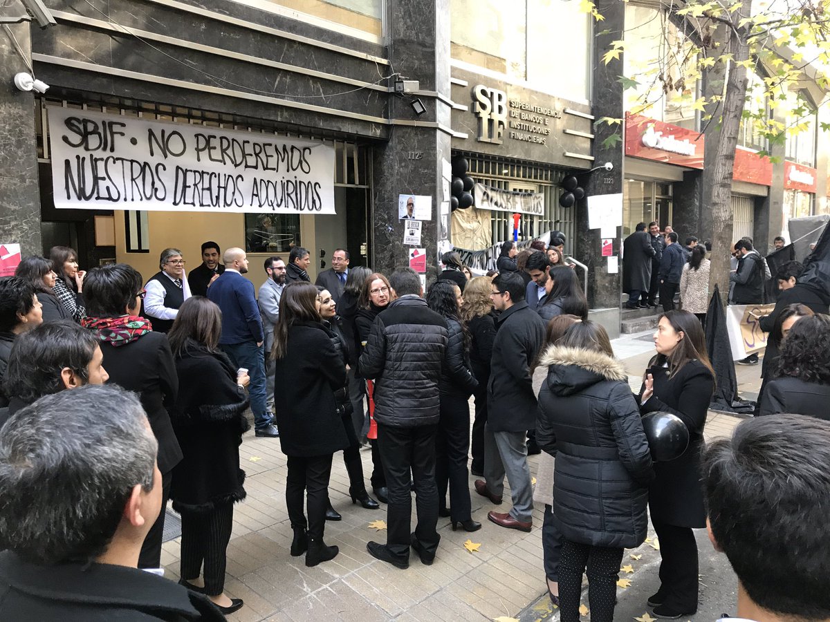 afusbif's tweet photo. Hoy continuamos movilizados a la espera d la respuesta d la @DipresChile a nuestras precisiones d su propuesta para comprometer al Gobierno, dentro d un plazo acotado, a que garantice nuestras remuneraciones, asignaciones, bonificaciones y beneficios con la integración d la CMF. https://t.co/DNab8mcrQM
