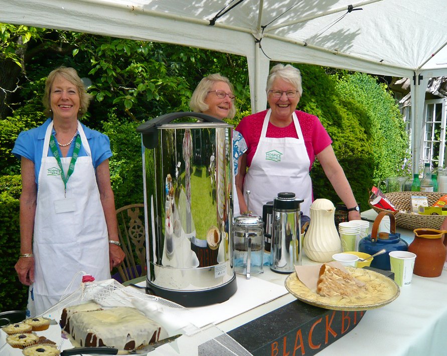 Lovely ladies serving tea &amp; home-made #cake in support of <a href="/hospiceweald/">Hospice in the Weald</a> at Art in a Topiary Garden, #Benenden #Garden opens again 8/9th June 11-5 <a href="/seopenstudios/">South East Open Studios</a> details: artgardenthree.weebly.com