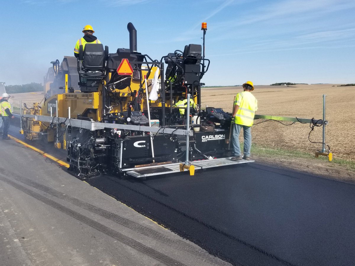 CarlsonPaving's tweet photo. ☀ It doesn't get much better than clear blue skies and beautiful
mat quality behind an EZIV in Minnesota! What projects are you paving today? #matqualitymatters https://t.co/TB3pxAdNGT