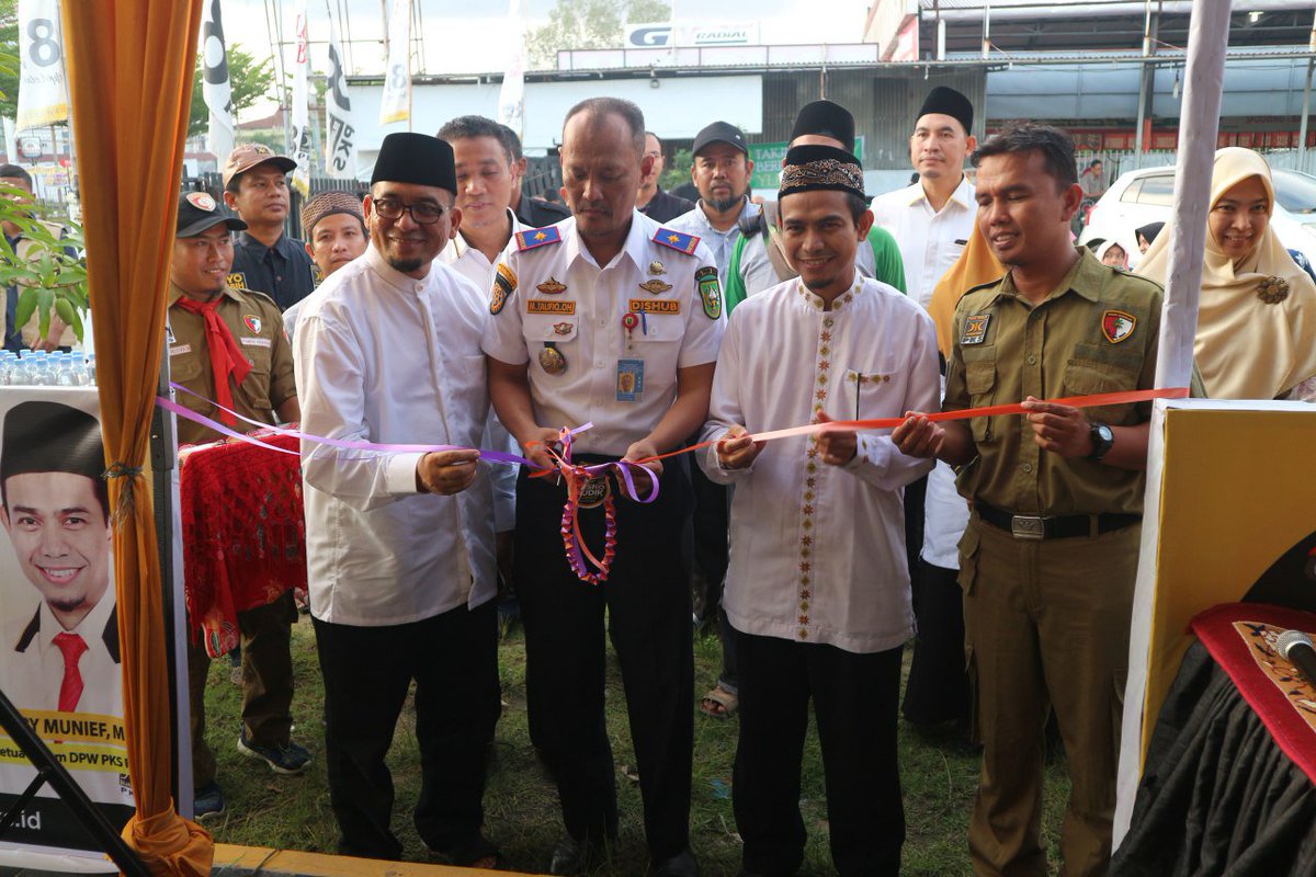 pksvibez's tweet photo. Launching Posko Mudik PKS oleh Ketua DPW PKS Riau, ust @hmunief bersama Kadishub Provinsi Riau, Ir. H. M.Taufiq OH, M.T

@infoDISHUB @humaspksriau @Pkspekanbaru @MSabarudi 

#PoskoMudikPKS2019
#MudikBarengPKS https://t.co/WRW1TmHmNA