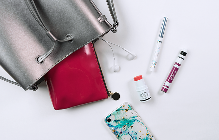 MaryKayDeMexico's tweet photo. Este verano, es todo sobre color y texturas brillantes en nuestro maquillaje. Descubre los esenciales para tu bolso en el blog: https://t.co/LiYi3ccrmb
#MiEstiloMK #QueHayEnMiBolso #TipsMK https://t.co/kuvIhBZvev