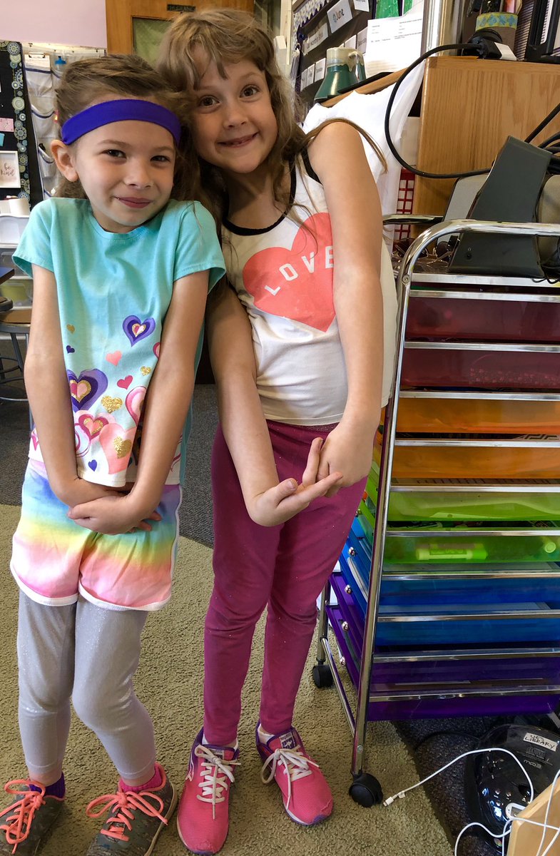 emicarleyvt's tweet image. The first Monday in June and our kindness spirits are showing all the  ❤️ and 🌈s!! #firstgrademagic @mrpsvt @HeratyRyan @Bonesteelvt @MichaelBerryEDU @sylviafagin @elemcounselorSF