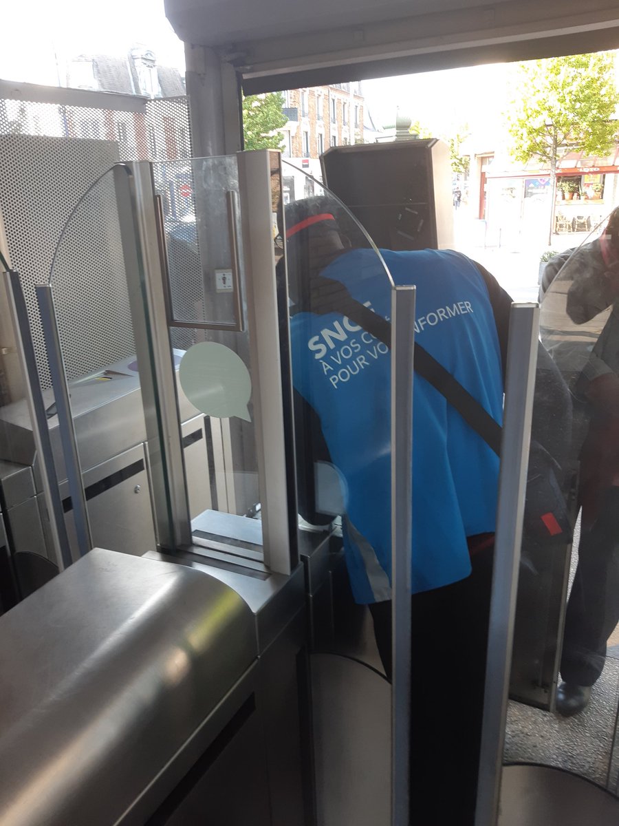 ConflansEquipe5's tweet photo. Pour votre confort nous assurons la maintenance des entrées contrôlées en gare de #cormeilles https://t.co/Lbg2Y4RAGY
