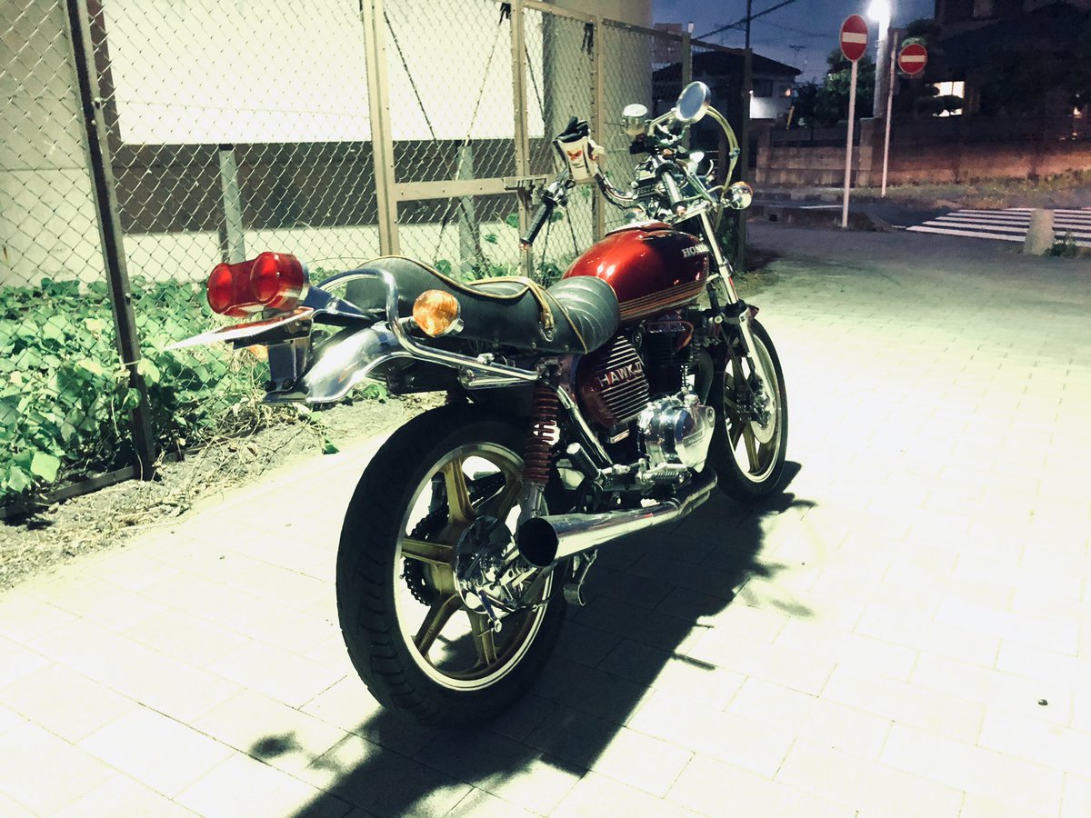 carlssonjapan's tweet photo. 今日何年かぶりにホークのハンドルを交換してみた😅因みにハンドルはアキラアップハンの第2弾のアキラハン×音職人SPコラボハンにしてみた!
#旧車
#ホーク
#cb250t
#cb400t
#ホーク2
#hawk
#hawkII
#全国鷹乗りの会 https://t.co/ACnnKjREu8