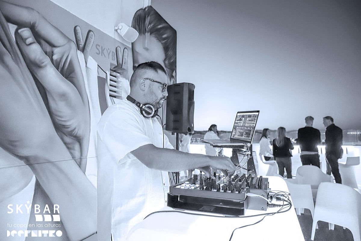 NITROSALAZAR's tweet photo. 🎧 DROPPING BOMBS 💣🎧 Deep Nitro @ Sky Bar Guardamar 📷 Estefanía Piñol #openingparty #deepnitro #tucopaenlasalturas #openingsummerparty #deephouse #soulful #lounge #zen #muusicfm #skybar #hotelmeridional https://t.co/z5RdKZg2iw