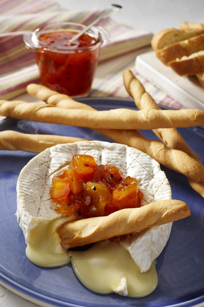GeetasFoods's tweet photo. It's the Monday of #BritishCheeseWeek!
Cheese is absolutely #LovedInBritain and over 700 different types are made - including Brie!
For a Monday night treat, take a British Brie, baked gently in the oven and then serve with zingy, sweet Geeta's Premium Mango Chutney! https://t.co/uIv3oFe4A9