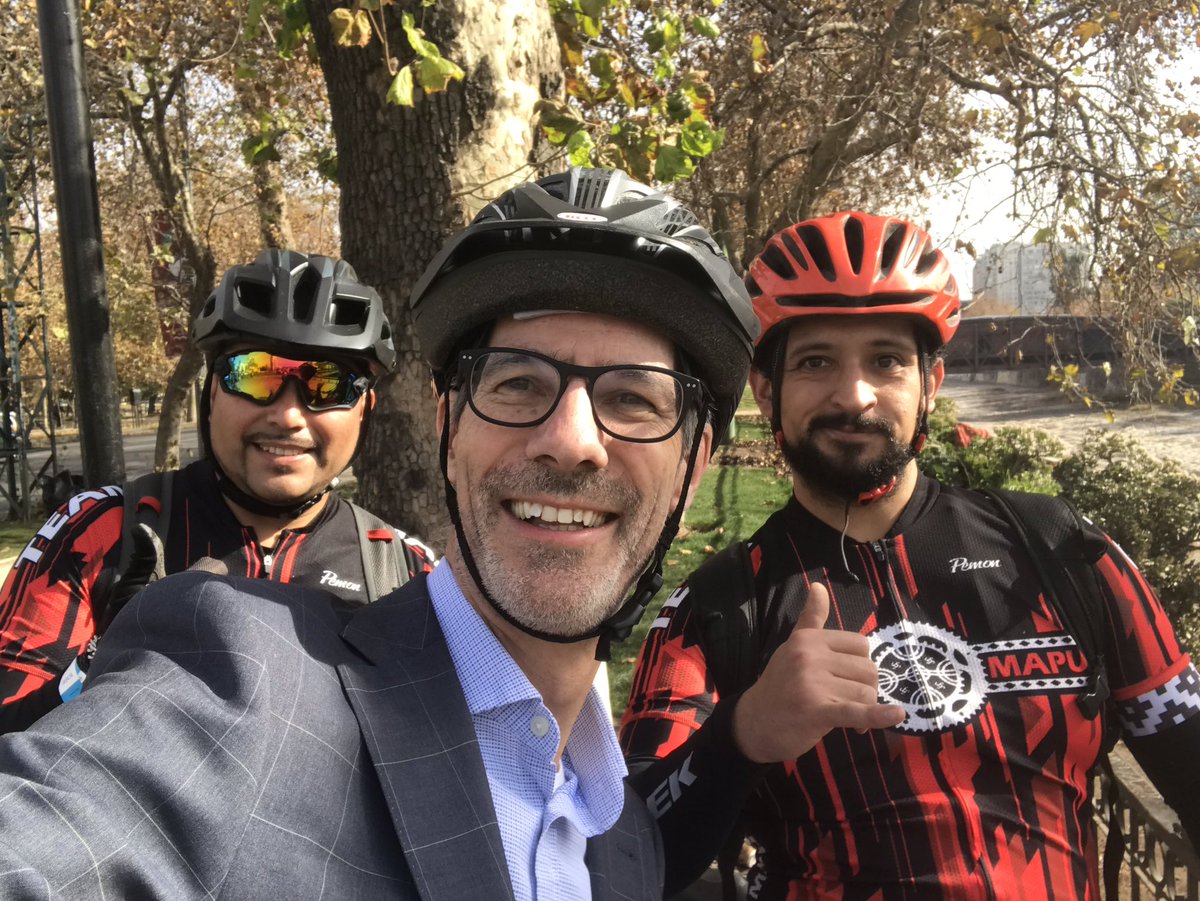 HarmaninToronto's tweet photo. ¡No hay mejor manera de celebrar el #DiaMundialDeLaBicicleta que  reparando un pinchazo con otros ciclistas!

🙏 Amigos! https://t.co/uK03ydX27L