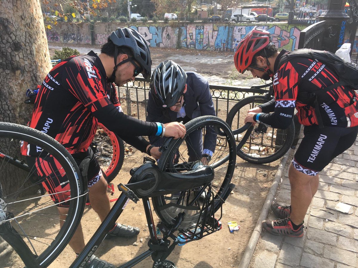 HarmaninToronto's tweet photo. ¡No hay mejor manera de celebrar el #DiaMundialDeLaBicicleta que  reparando un pinchazo con otros ciclistas!

🙏 Amigos! https://t.co/uK03ydX27L
