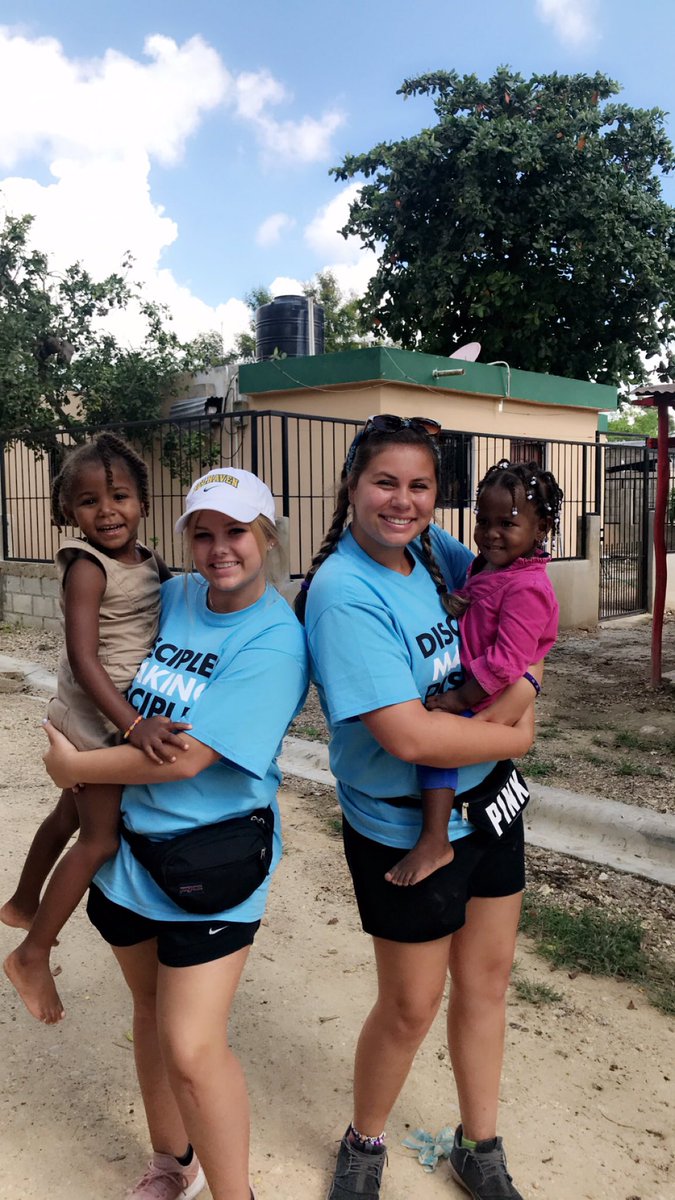 msrachelpres's tweet photo. Spent this morning visiting a village in San Pedro De Marcoris. We brought groceries for 25 families. We also brought balls for the children to play with. It was a blessing to spend time with these sweet, beautiful and grateful people. #GodIsGood #BUSoftball #ScoreInternational https://t.co/rac59S212k