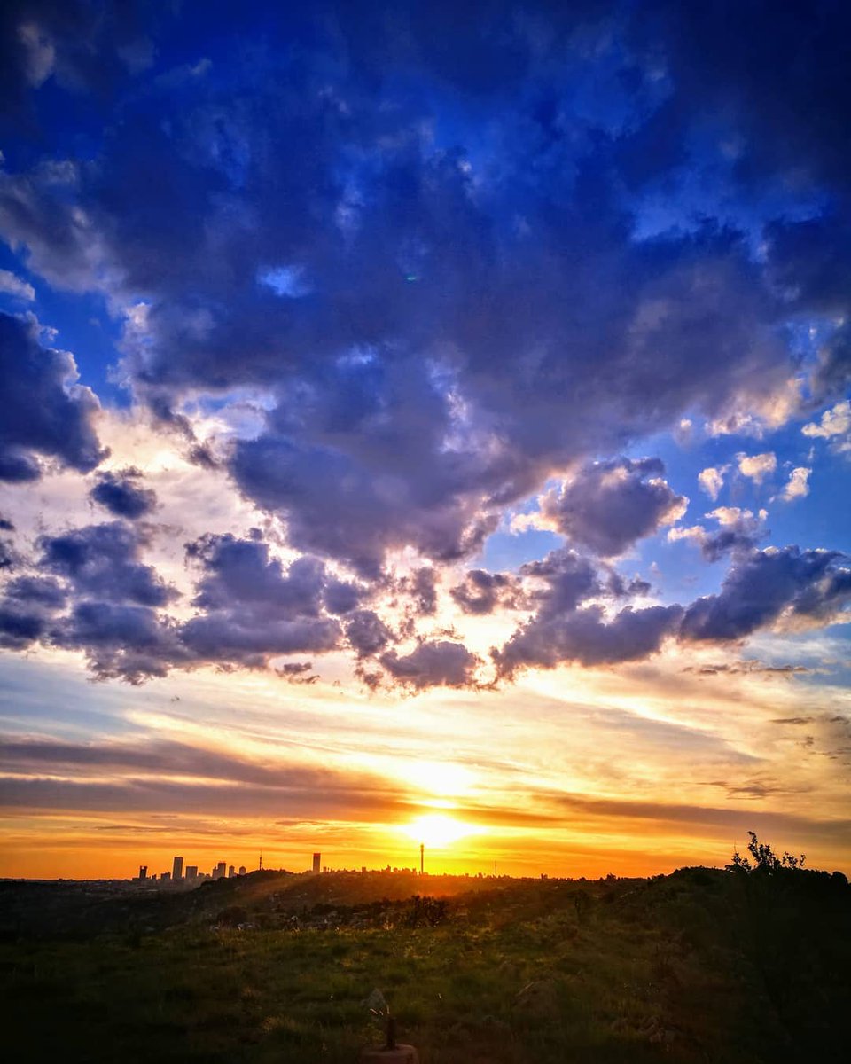 GoTouchDown's tweet image. Anything can look good from afar. Somethings simply look better under the guiding light of the sun
_
 📷 |IG|Jays_Hazard
_

#GoTouchDown #PictureOfTheDay #HolidaySpirit #TouchdownGroup #EnjoyLife #LocalWildlife #City #AmazingPic #ConcreteJungle #AfricanAdventures