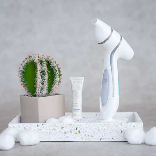 rachelxbao's tweet image. Late nights and early mornings. Now you can save the bags for shopping and the puffiness for warm winter jackets. Get bright, ready-for-anything eyes with #LumiSpaAccent. Have YOU tried it yet? buff.ly/2XlPXrA 👇🏼 🤗  #NuSkin #LumiSpa #IdealEyes