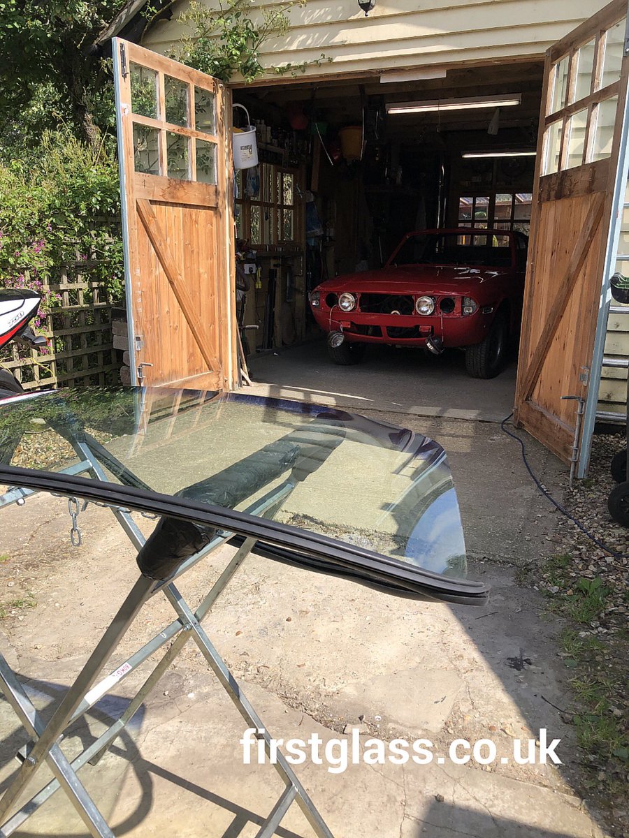 firstglass's tweet photo. Another location, another classic#triumphstag #classiccar #fittedcorrectly #firstglass https://t.co/qahWUFQs01