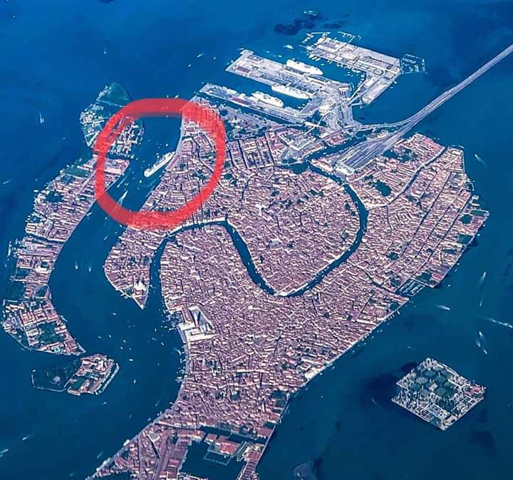 NoGrandiNaviVe's tweet photo. #venezia #nograndinavi #MSC 
Quando si dice "le dimensioni non contano" in questo caso contano eccome!!
#stop immediato al passaggio delle navi in #Laguna 
#sabato #8giugno manifestazione https://t.co/oQCYwsWMQP