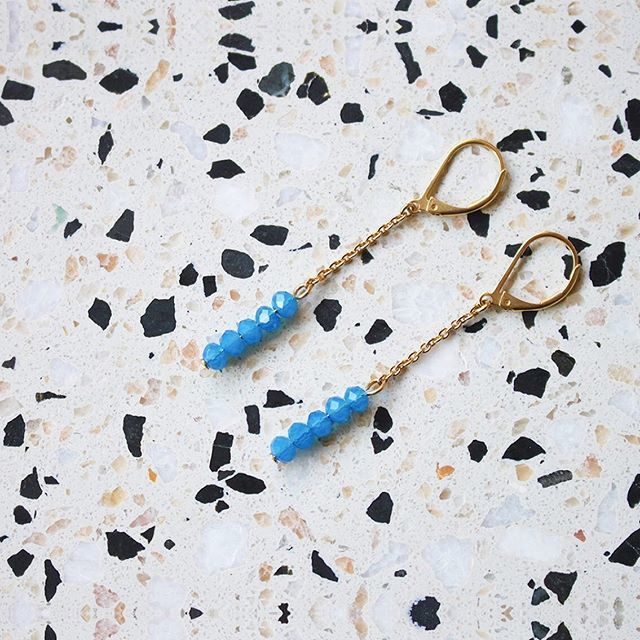 NEW ✨ 
Les boucles Joe océan, en perles de cristal et chaîne fine dorée 24k 💦 
Collection Cocktail Sugar
_
NEW ✨
The Joe ocean earrings, with crystal beads and think gold plated chain 24k 💦
Collection Cocktail Sugar
_
_
_
_
#toucanbleu #bijouxcristal… bit.ly/2HQzDts